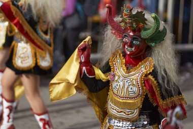 Oruro karnavalında maskeli Diablada dansçılar