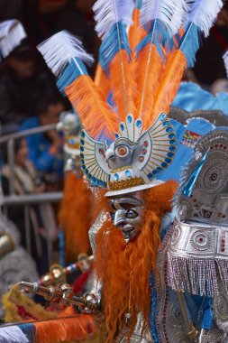Oruro karnavalında maskeli Morenada dansçı