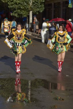 Diablada dansçılar: Oruro karnavalında