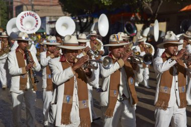 : Oruro, Bolivia - 26 Şubat 2017: Bir Morenada dans grubu Oruro incelemesi şehir Bolivya Altiplano yıllık Oruro Karnaval sırasında parading renkli kıyafetler içinde grubun.