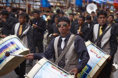 : Oruro, Bolivia - 26 Şubat 2017: Bir Caporales dans grubu Oruro incelemesi şehir Bolivya Altiplano yıllık Oruro karnaval sırasında parading renkli kıyafetler içinde grubun.