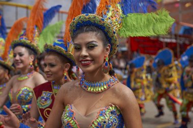 Oruro karnavalında Morenada dansçı