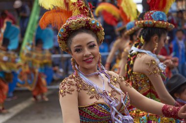 Oruro karnavalında Morenada dansçı