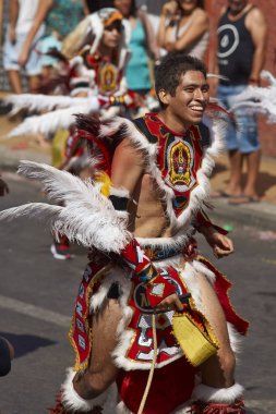 Tobas dansçı Arica karnavalında