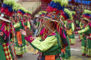 Tinkus dansçılar: Oruro karnavalında