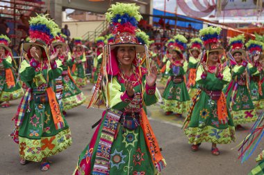 Tinkus dansçılar: Oruro karnavalında