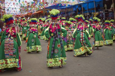 Tinkus dansçılar: Oruro karnavalında