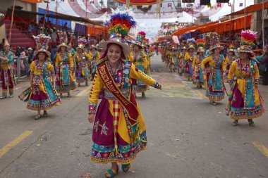 Tinkus dans grubu: Oruro karnavalında
