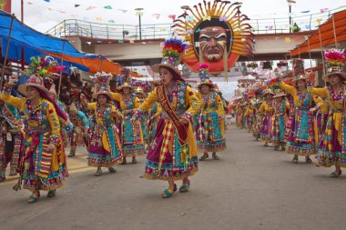 Tinkus dans grubu: Oruro karnavalında