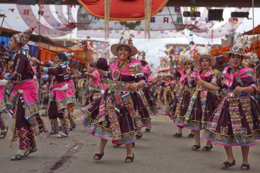 Tinkus dansçılar: Oruro karnavalında 