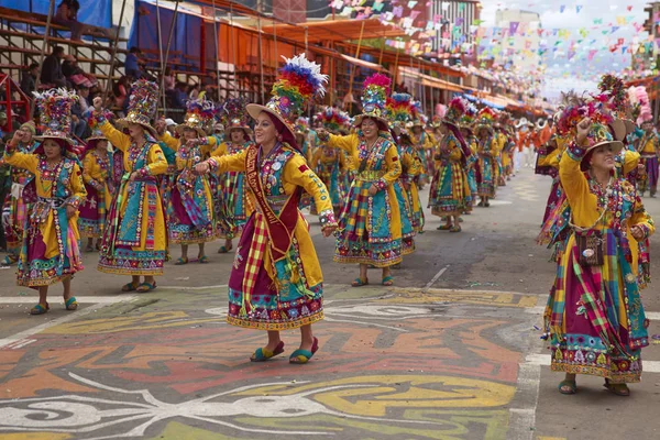 Grupo de danza Tinkus en el Carnaval de Oruro — Foto de Stock