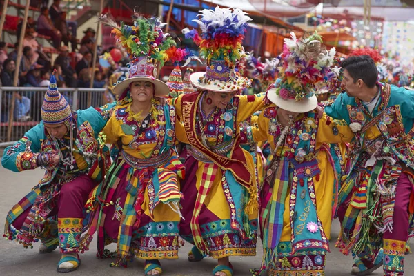 Groupe de danse Tinkus au Carnaval d'Oruro — Photo