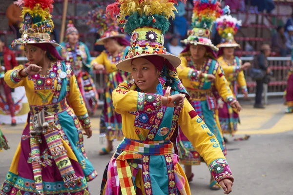 Grupo de danza Tinkus en el Carnaval de Oruro — Foto de Stock
