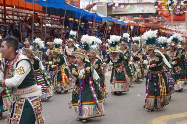 Tinkus dansçılar: Oruro karnavalında