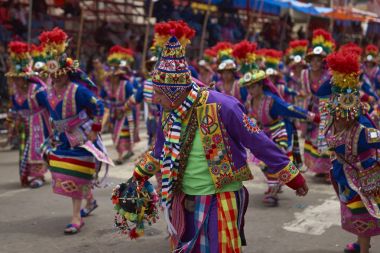 Tinkus dans grubu: Oruro karnavalında