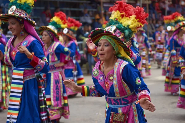 Tinkus 舞蹈团在奥鲁罗狂欢节 — 图库照片