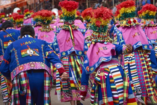 Grupo de danza Tinkus en el Carnaval de Oruro — Foto de Stock