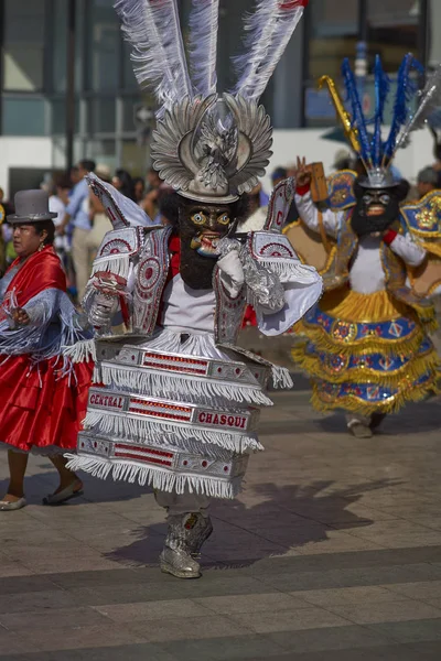 Morenada 舞者表演在智利阿里卡 — 图库照片
