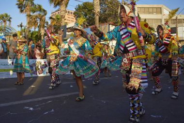 Tinkus dans grubu Arica karnavalında