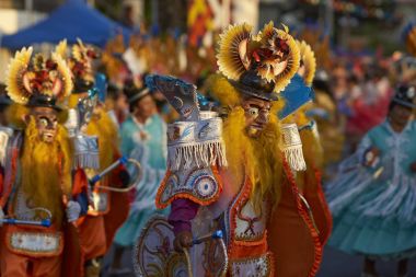 Arica karnavalında maskeli Morenada dansçı