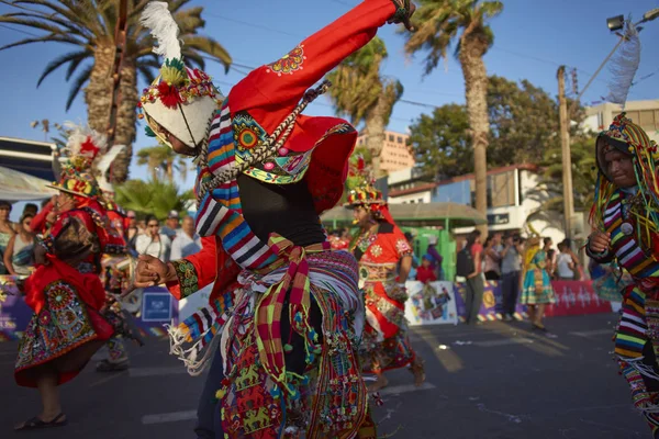 Tinkus dansgrupp utför i Arica, Chile — Stockfoto