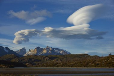 Torres del Paine üzerinde merceksi bulutlar