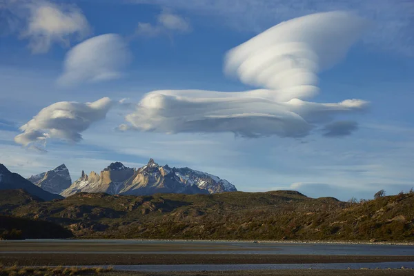 Nubi lenticolari su Torres del Paine — Foto Stock