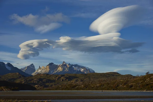 Nubi lenticolari su Torres del Paine — Foto Stock