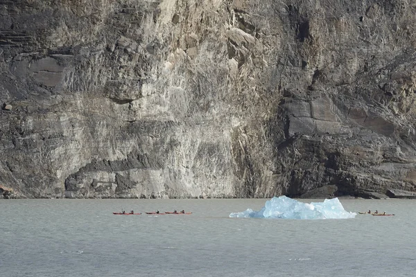 皮划艇与冰山在巴塔哥尼亚 — 图库照片