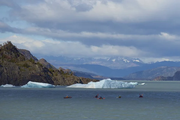 Caiaque com icebergs na Patagônia — Fotografia de Stock
