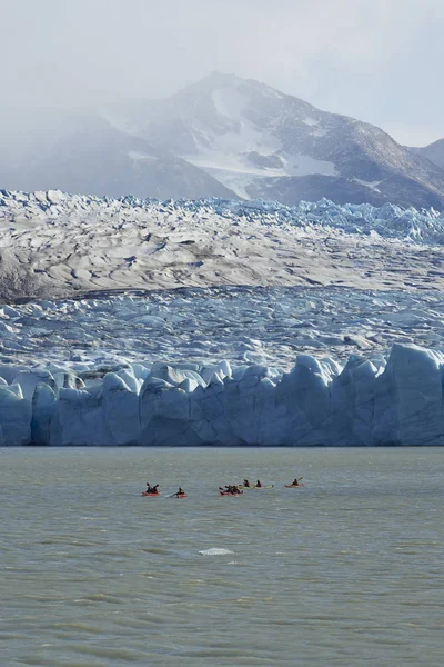 Kayak con un glaciar —  Fotos de Stock