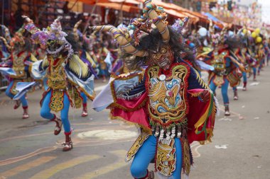 Oruro karnavalında maskeli Diablada dansçılar