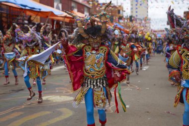 Oruro karnavalında maskeli Diablada dansçılar