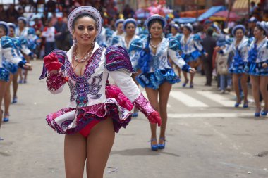 Caporales dansçılar: Oruro karnavalında