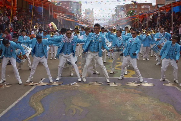 Banda de un grupo de danza Diablada en el Carnaval de Oruro — Foto de Stock