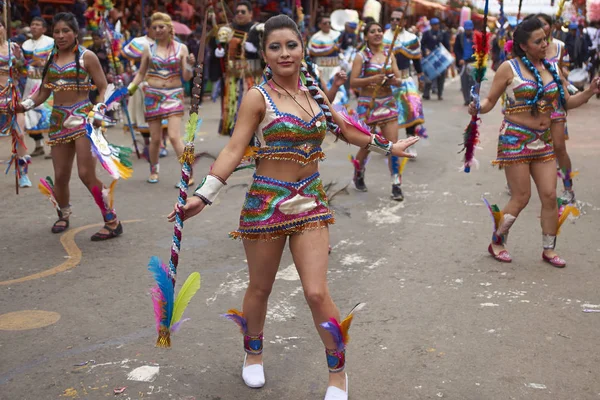 Grupa tańca Tobas o karnawału Oruro — Zdjęcie stockowe