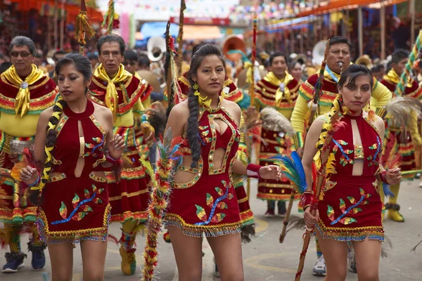 Grupo de baile Tobas en el Carnaval de Oruro — Foto de Stock