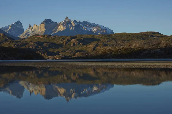 Mountain reflections in Torres del Paine — Stock Photo, Image