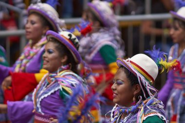 Oruro karnavalında Halk Dansları Topluluğu