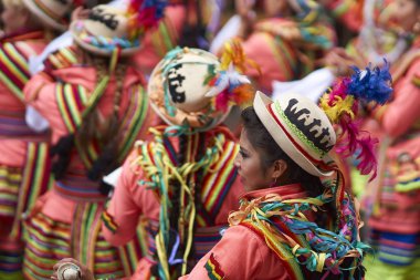 Oruro karnavalında Halk Dansları Topluluğu