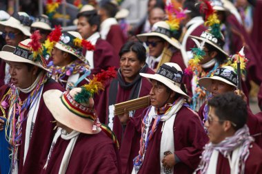 Oruro karnavalında Halk Dansları Topluluğu