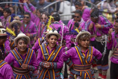 Oruro karnavalında Halk Dansları Topluluğu