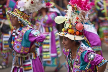 Tinkus dans grubu: Oruro karnavalında