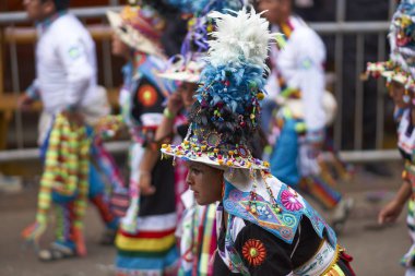 Tinkus dansçılar: Oruro karnavalında
