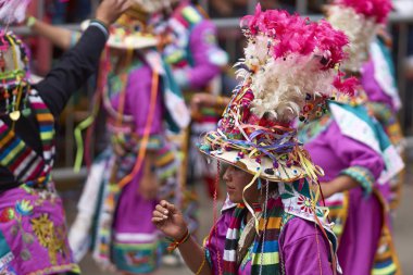 Tinkus dans grubu: Oruro karnavalında
