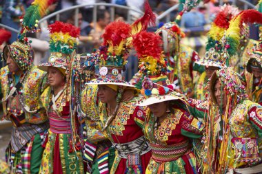 Tinkus dans grubu: Oruro karnavalında