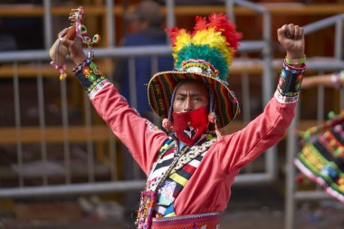 Oruro karnavalında Tinkus dansçı