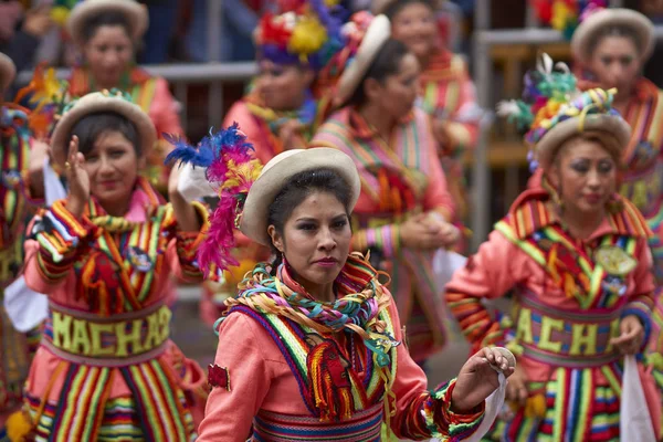 Grupo de dança popular no Carnaval de Oruro — Fotografia de Stock