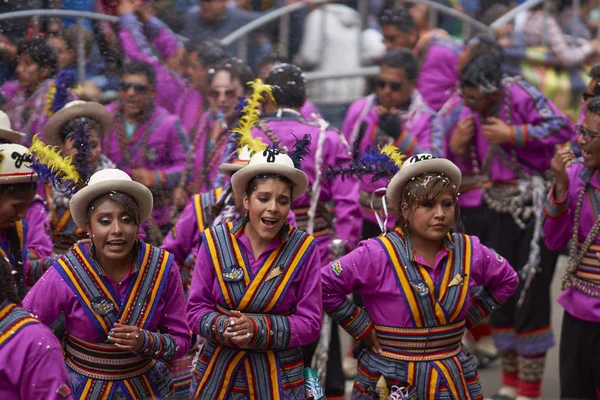 Grupo de danza folclórica en el Carnaval de Oruro — Foto de Stock