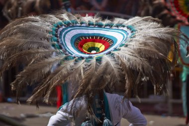ORURO, BOLIVIA - 26 Şubat 2017: Bolivya Altiplanosu 'ndaki madencilik şehri Oruro' da her yıl düzenlenen karnaval sırasında insanlar kostümlerini sergileyerek gösteri yapıyorlar.